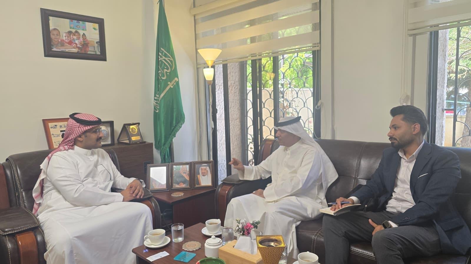 وفد الاتحاد العربي للتطوع برئاسة حسن بوهزاع يزور مركز الملك سلمان للإغاثة للاطلاع على مشاريع المركز بالأردن